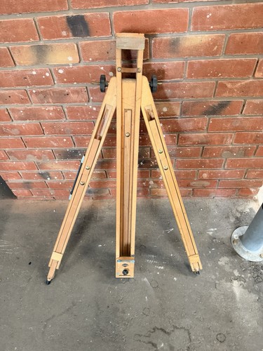 Wooden field travel artist - wooden,